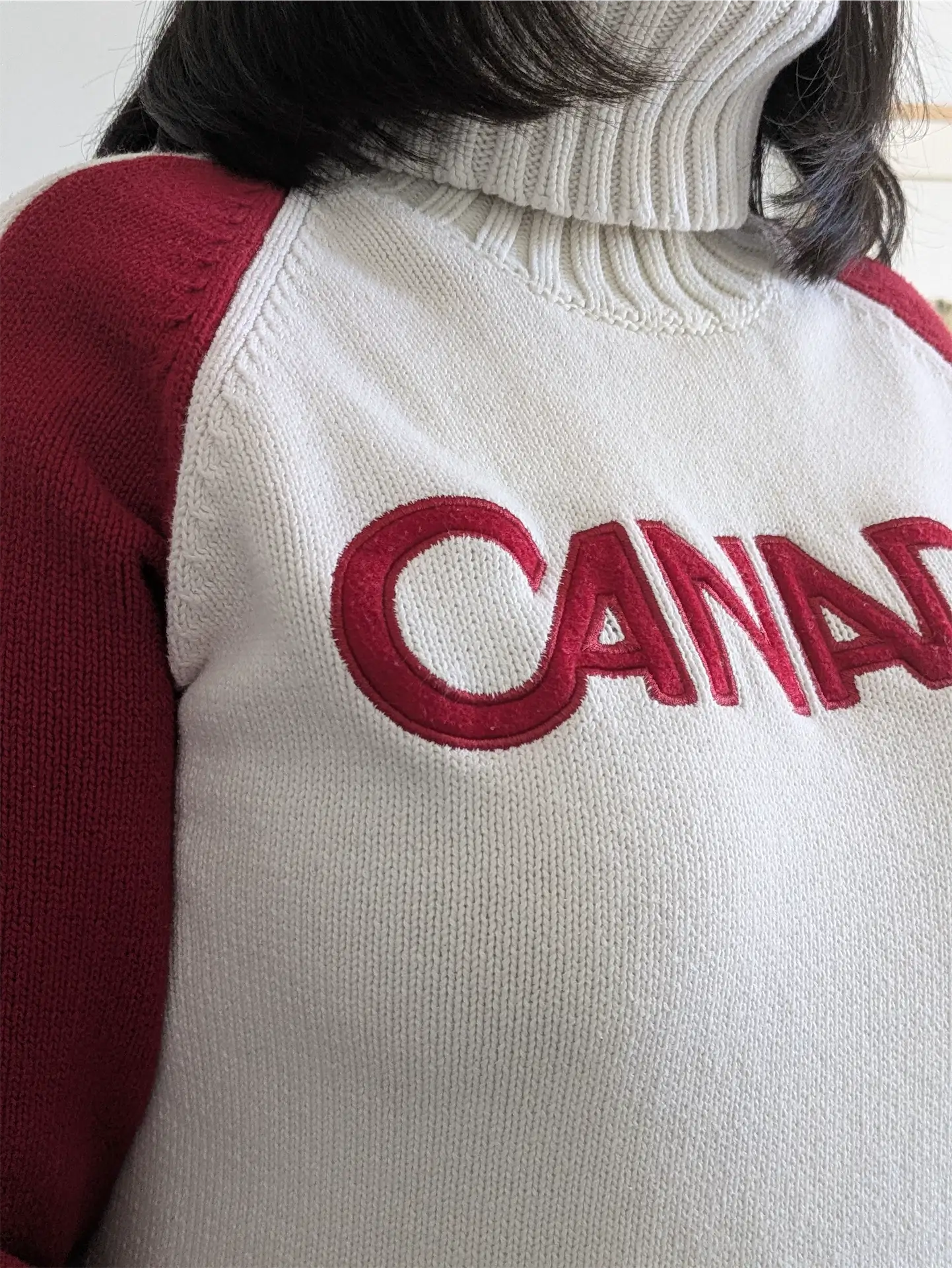 Official 2010 Olympics Team Canada Sweater - Hudson's Bay, Size M